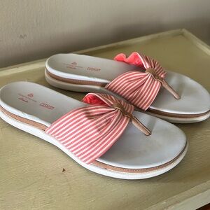 Clark’s brand Cloudstepper sandals. In very good condition. Women’s size 6.